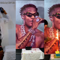 Nigerian artist trends as he create Wizkid portrait with paint and bare hands