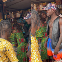 Portable spotted sharing food items to hungry Nigerians, after calling them ‘poor and lazy’