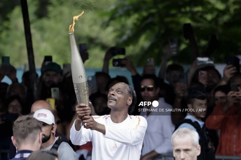 2024 Olympics Snoop Dogg ignites flame as Paris prepares for opening